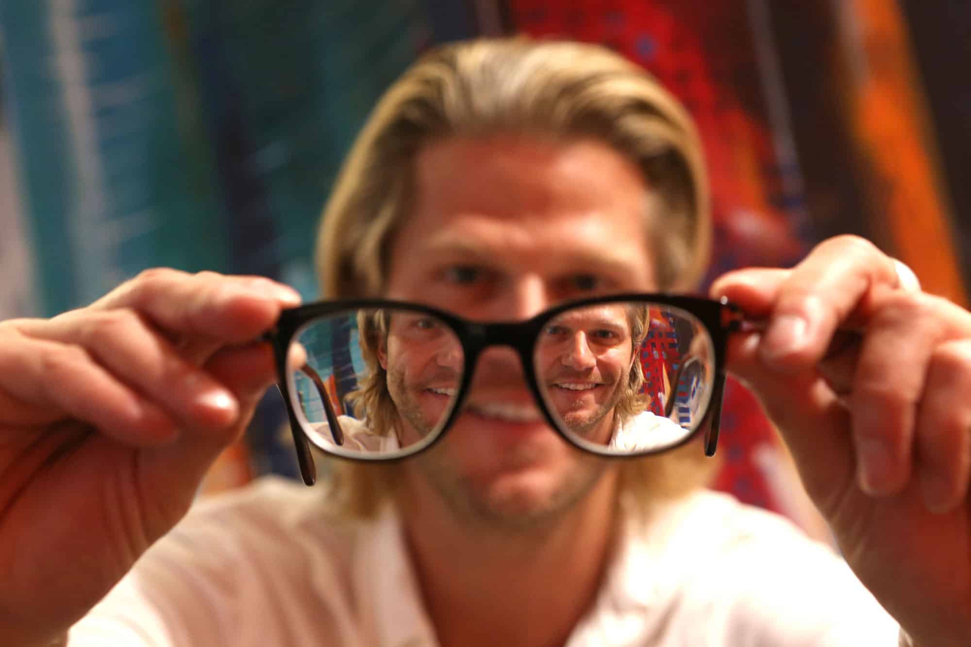Endlich ohne Brille: Bachelor Paul Janke bei EuroEyes