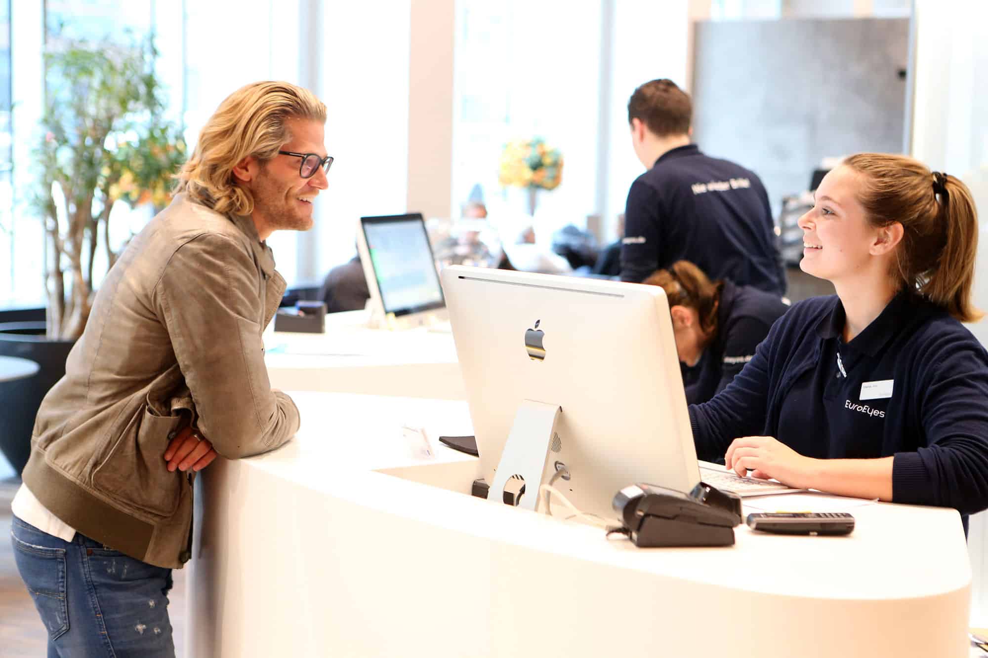 Endlich ohne Brille: Bachelor Paul Janke bei EuroEyes